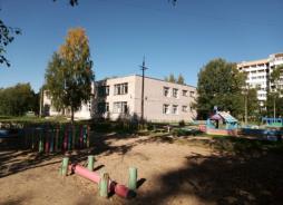 Двухэтажное здание детского сада расположено на территории района Первых пятилеток